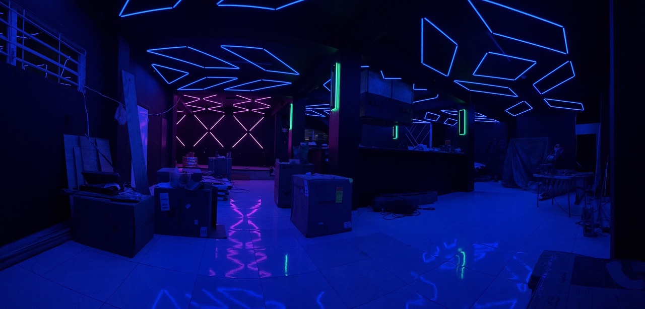Wide view of Havoc with blue ceiling shapes, pink wall patterns and green column lighting